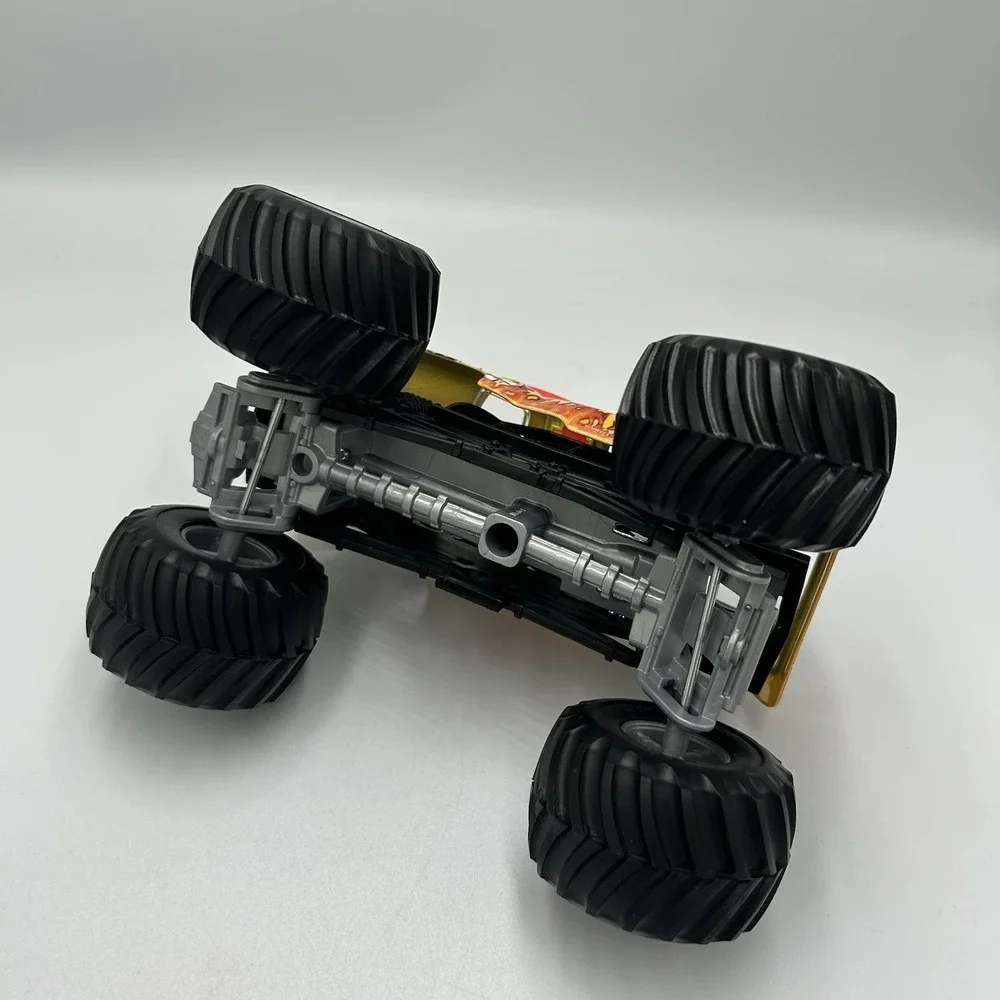 Spin Master Monster Jam El Toro Loco Autographed Kayla Blood Truck 1:24 Yellow